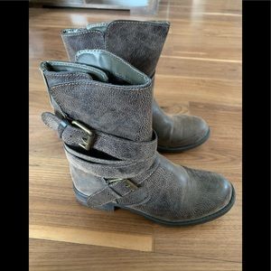 Rampage Islet Brown Nubuck Booties